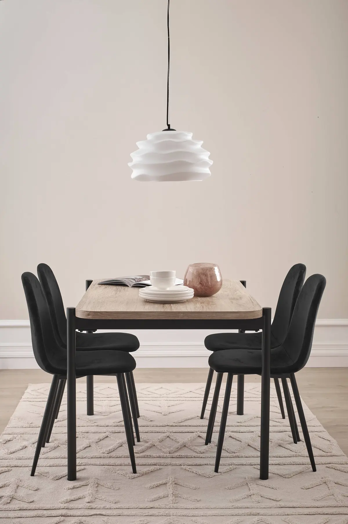 Spisegruppe Gilda med bord 120x80 cm + 4 stoler Hvitlakkerbord / Svart sammetstoler