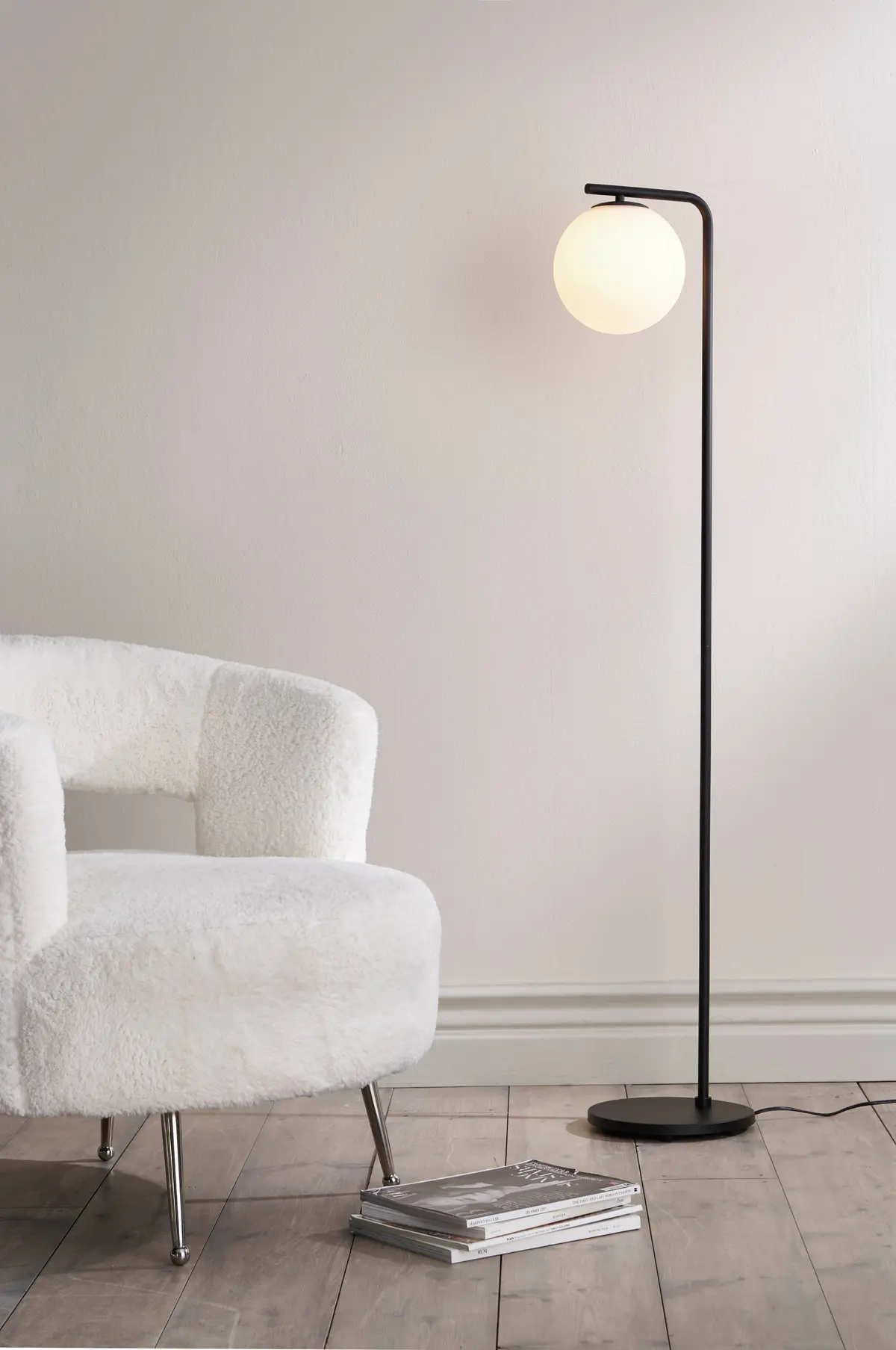 Gulvlampe Widar Svart/opalhvit