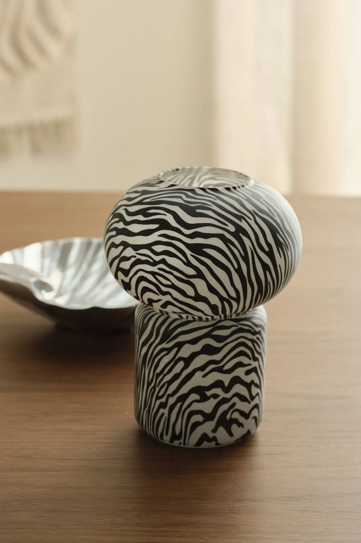 Batteridrevet bordlampe Loulou Sebramønstret svart/offwhite