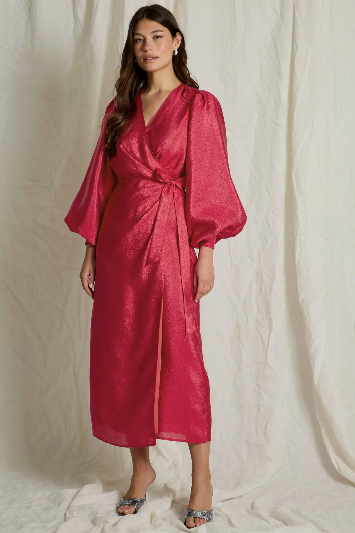 Glanset omslagskjole i maksimal lengde Cerise