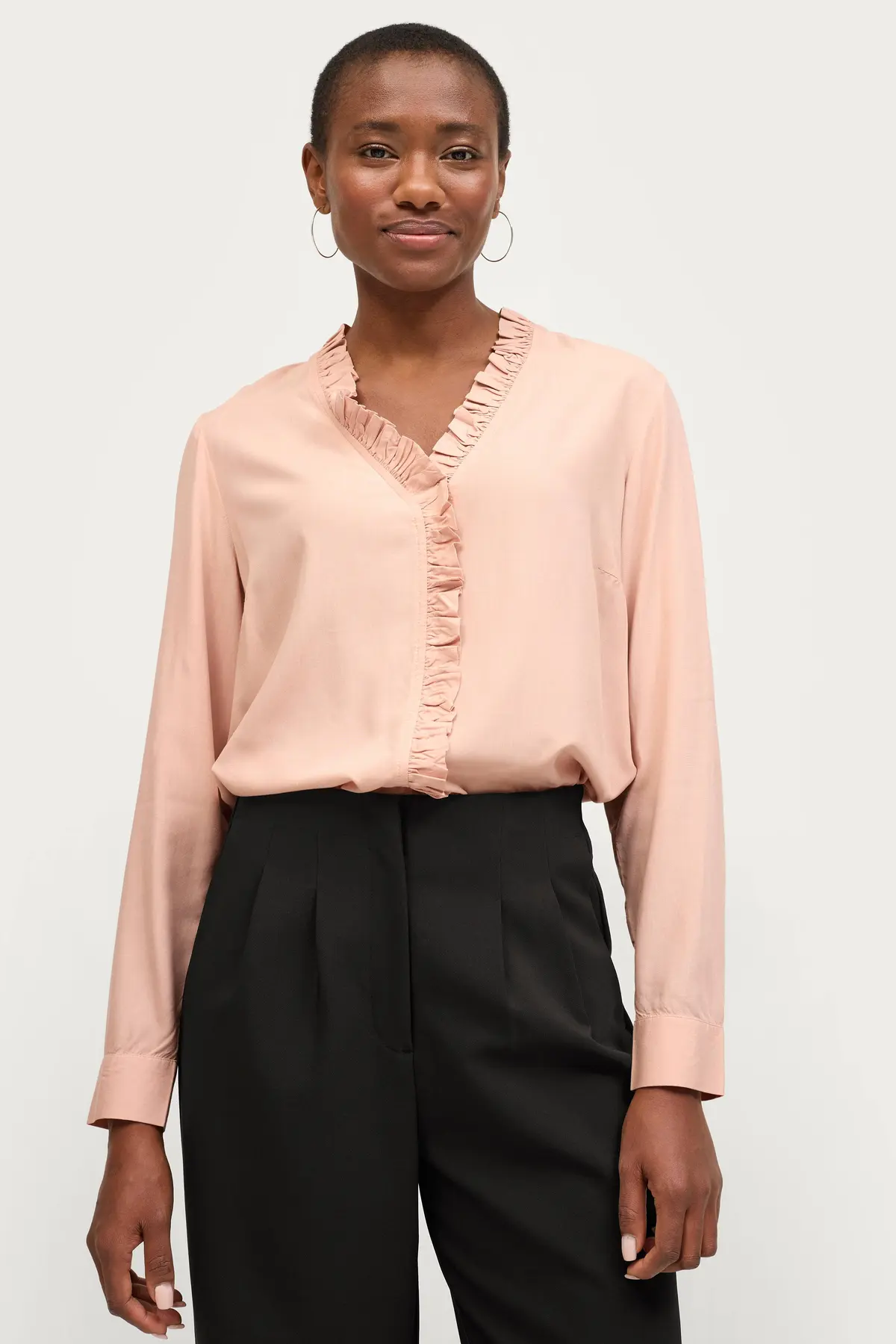 Viskosebluse med volangedetaljer Beige
