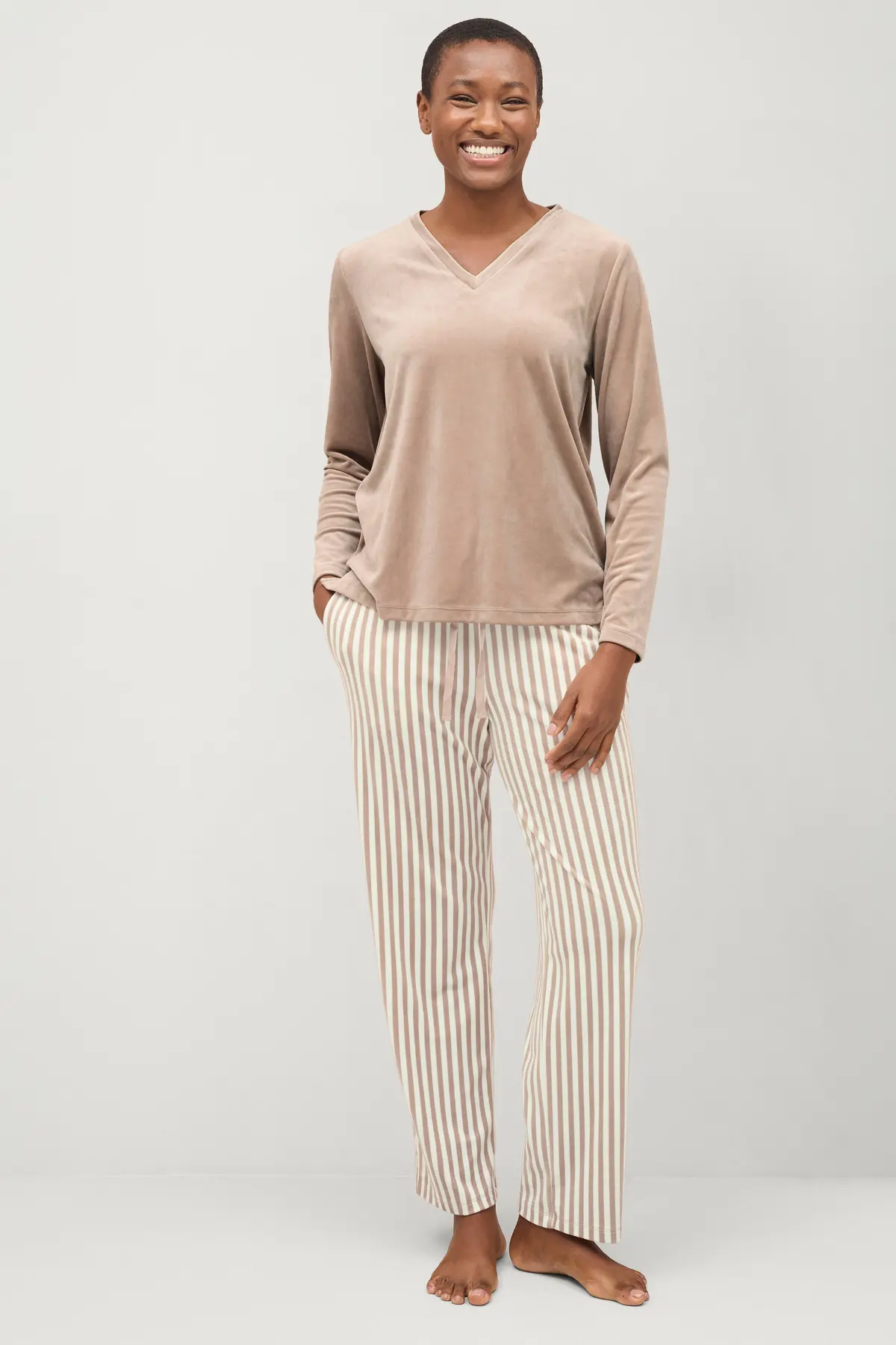 Pyjamas i velur Greige hvit stripet