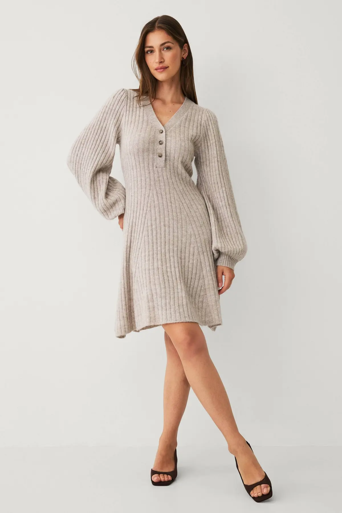 Ribbestrikket kjole Beige
