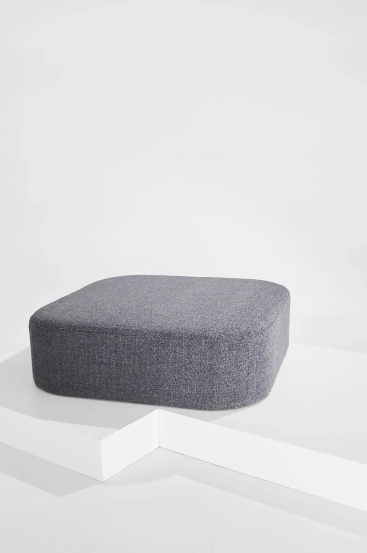 Ava stor puff i boucle 100x100 cm Mørk grå