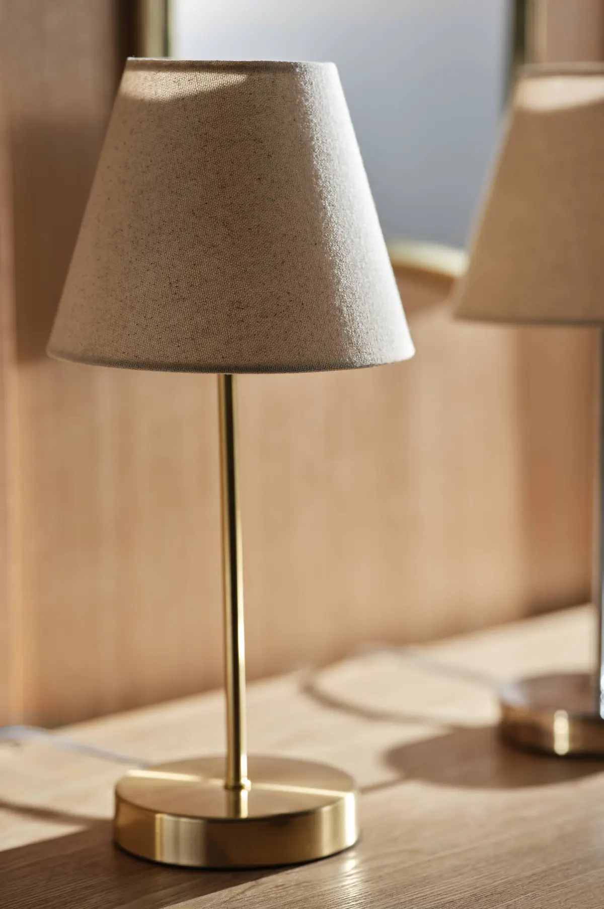 LASSE bordlampe i messing med 2-pakk