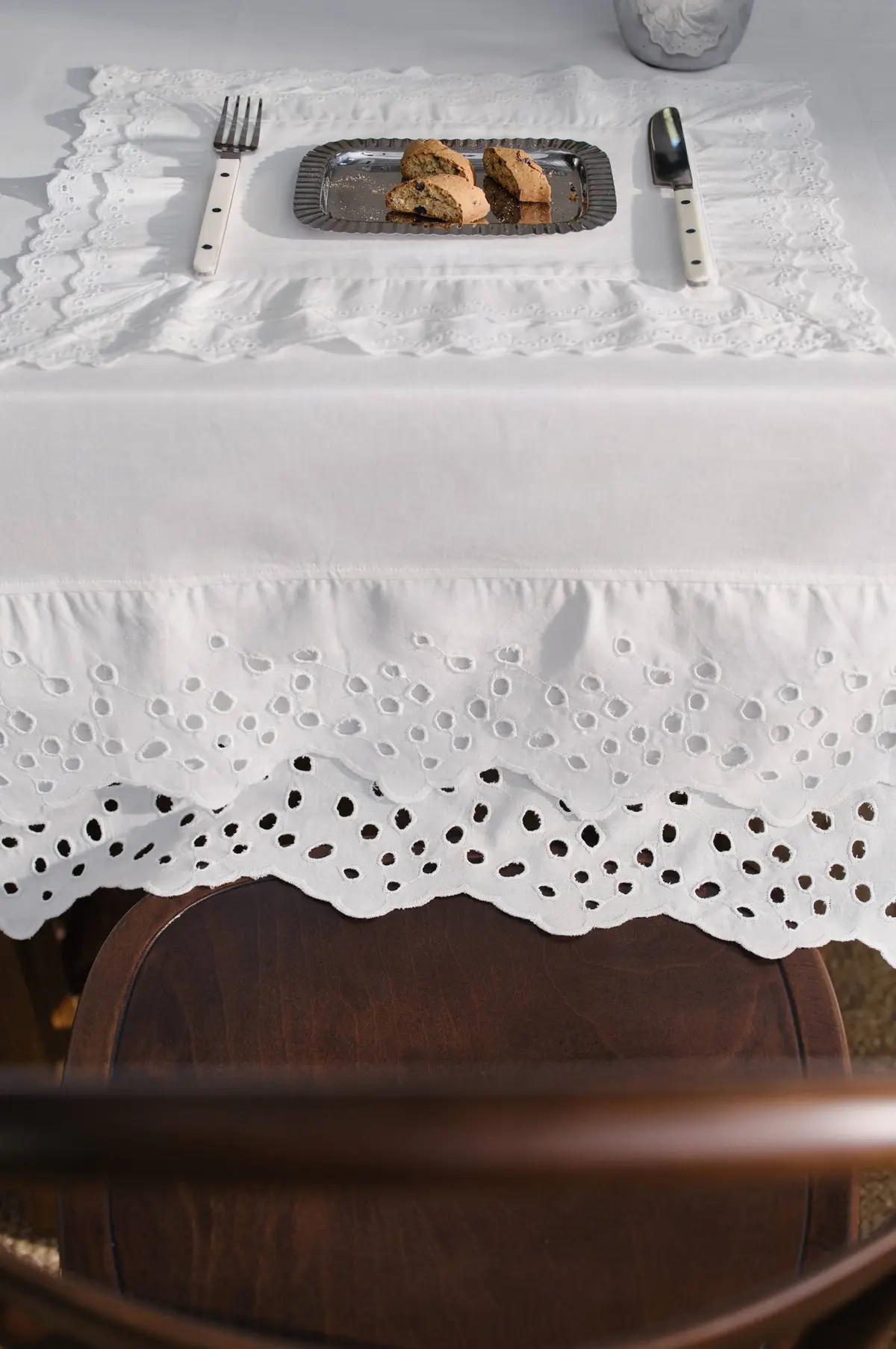 JUNO duk med broderi