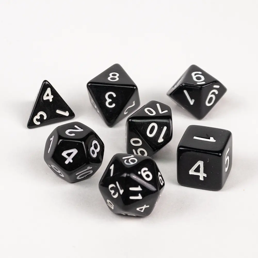 Opaque Poly Black /White (7) Terningsett