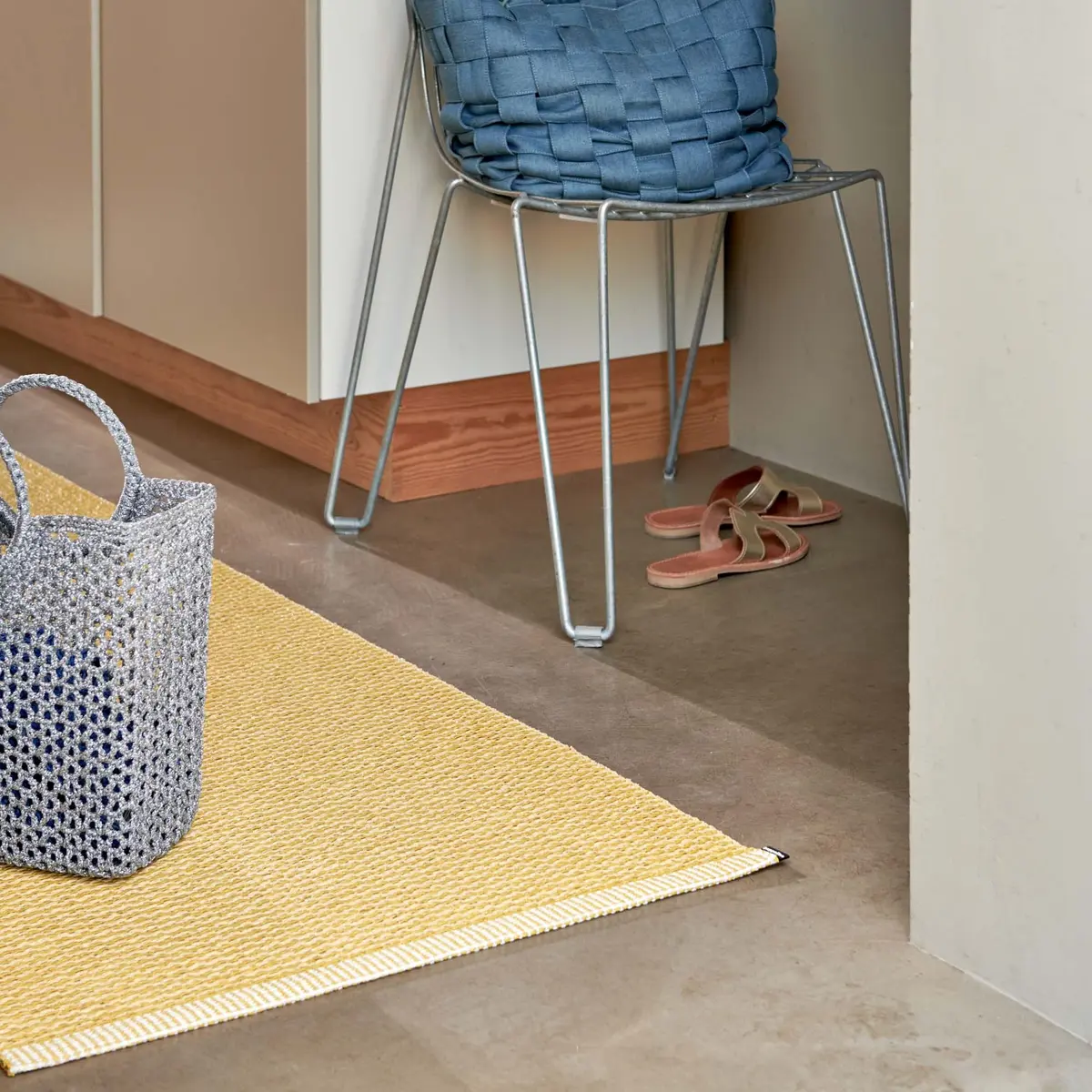 Mono Pale Yellow