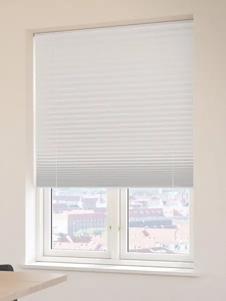 Plisségardin FYN 140x160cm lysdempende trådløs hvit