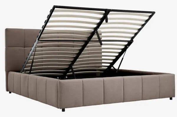 Sengeramme VEMMELEV 160x200cm m/magasin mørk sand stoff