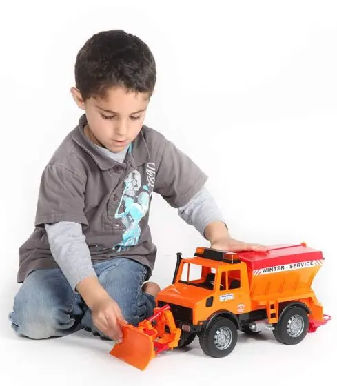 Bruder Mercedes-Benz Unimog vinter-servicebil med snøplog - 02572