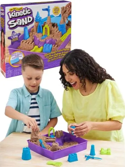 Kinetic Sand Strand sandslott lekesett med 1,13 kg sand og former