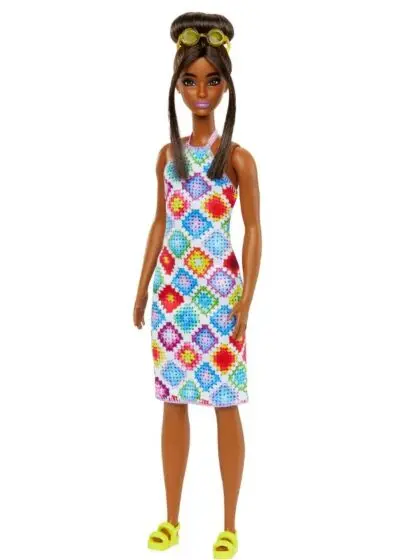 Barbie Fashionistas #210 - dukke med brunt hår i bun og kjole med bestemorsruter