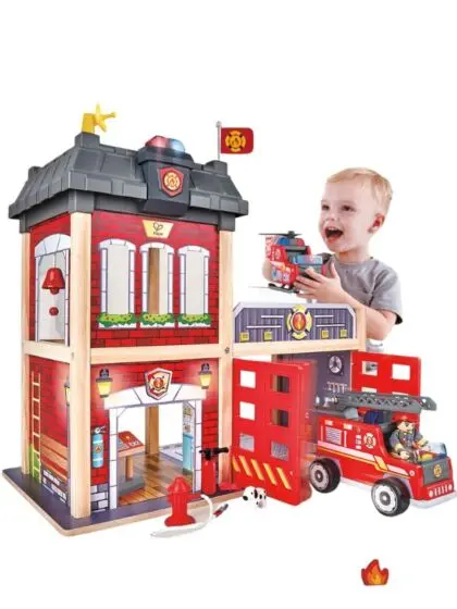 Hape brannstasjon i tre med stigebil og helikopter - 48 cm
