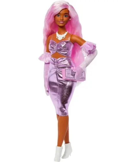 Barbie Deluxe Style Doll #1 – Glossy pink barbiecore kjole med fløyelsvanter og rosa hår