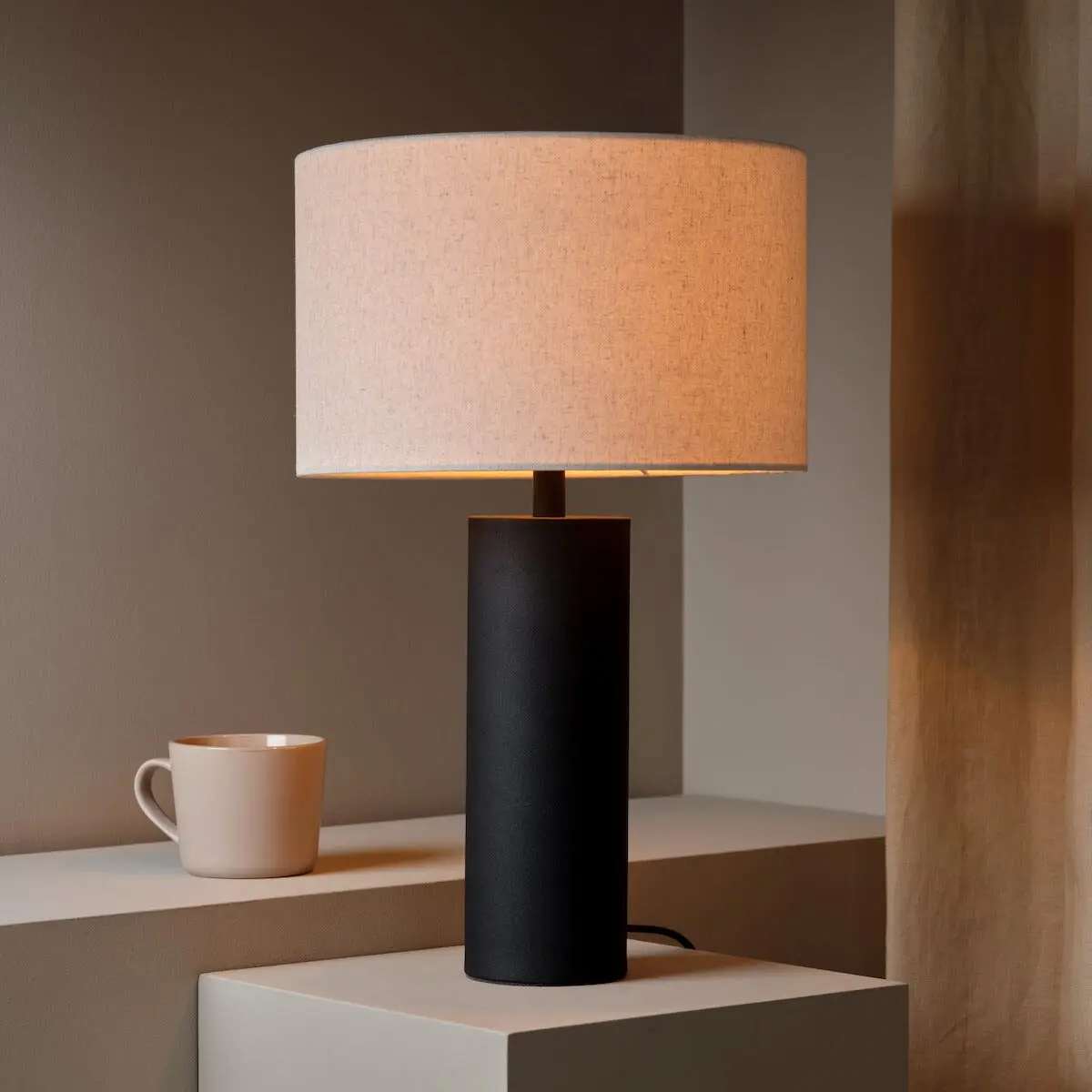 Northlight Edvin Large bordlampe med linskjerm, 48,5 cm
