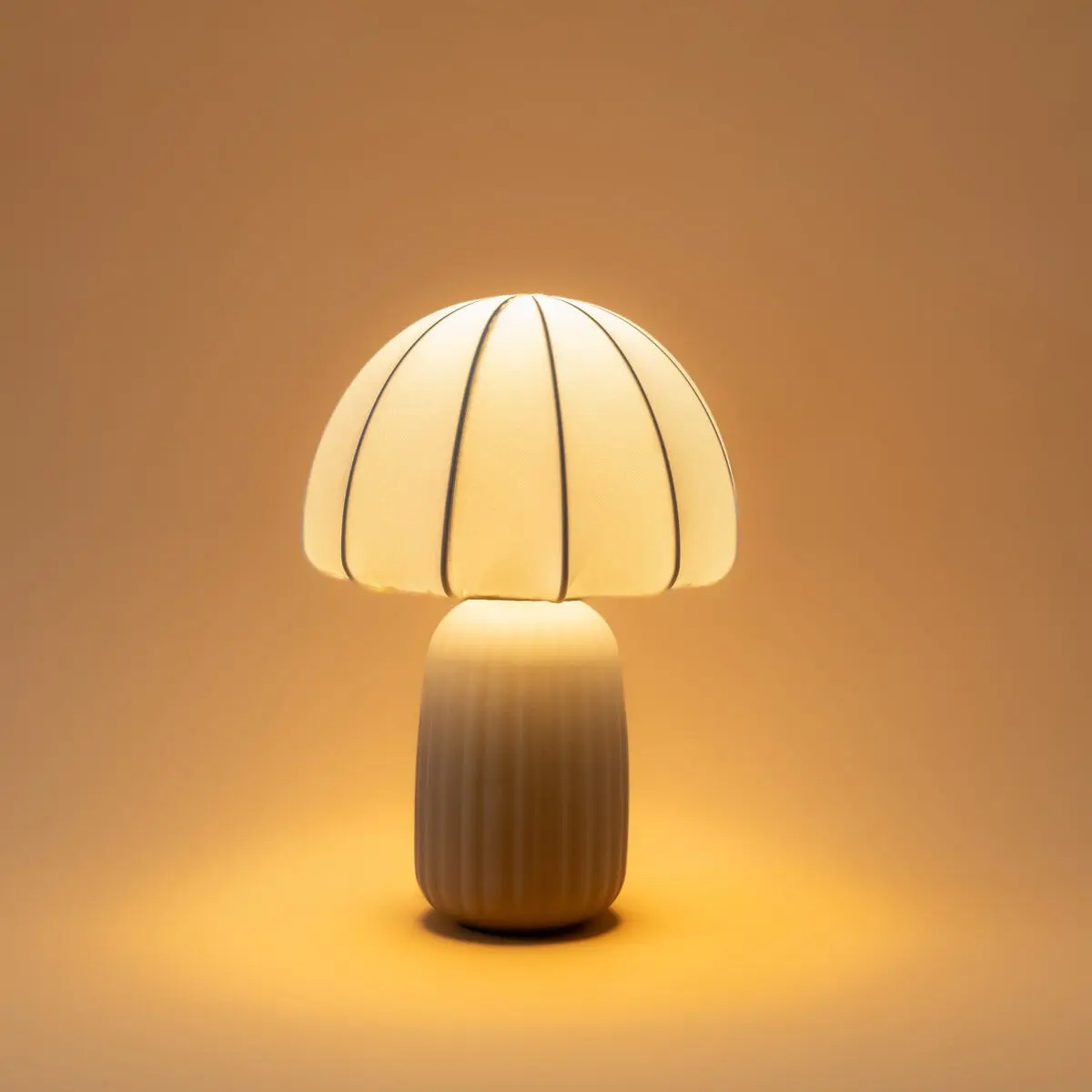 Northlight Tara bordlampe i keramikk og tekstil, 35 cm