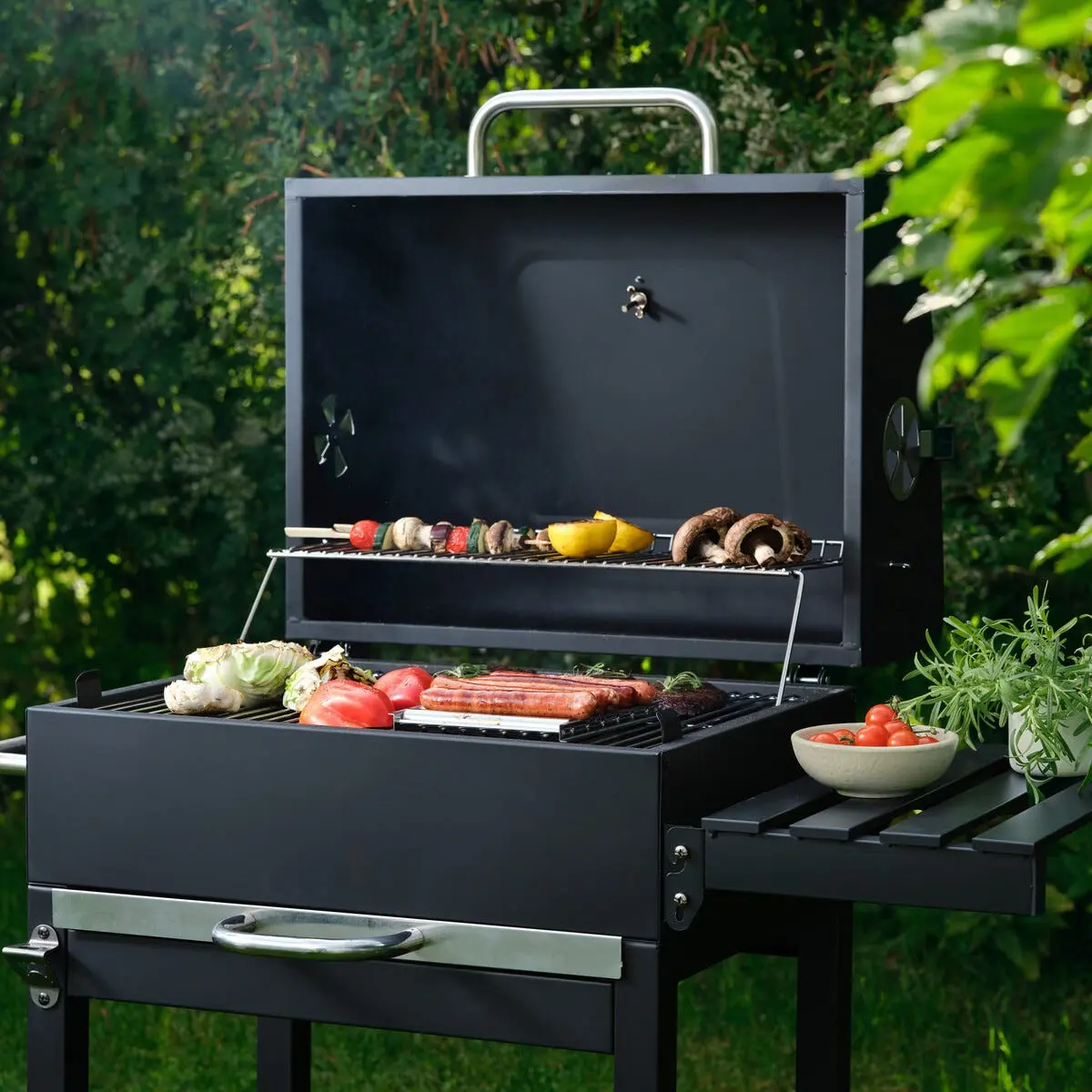 Kullgrill med hjul, lokk og sidebord