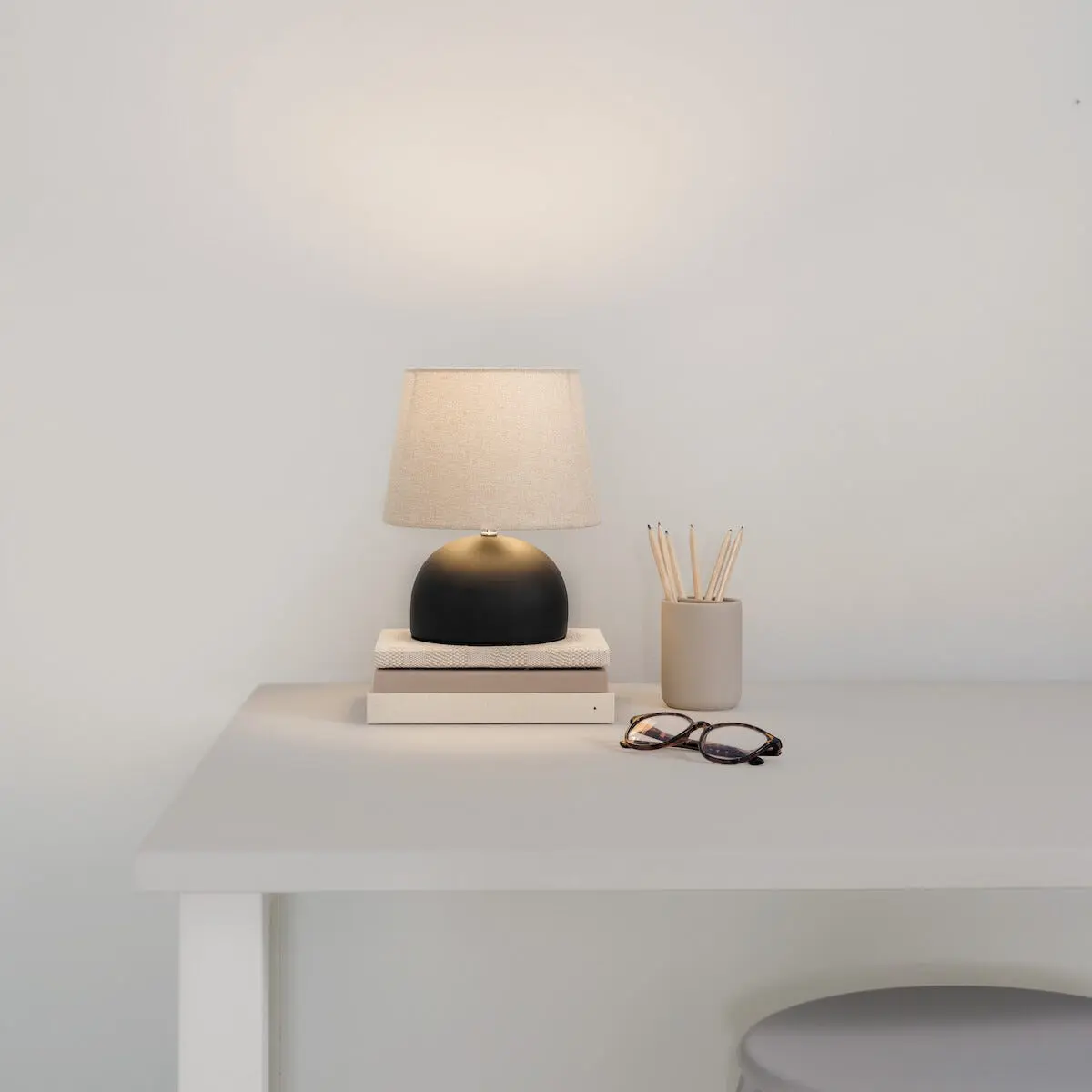Northlight Hilma liten bordlampe svart keramikk, 23 cm