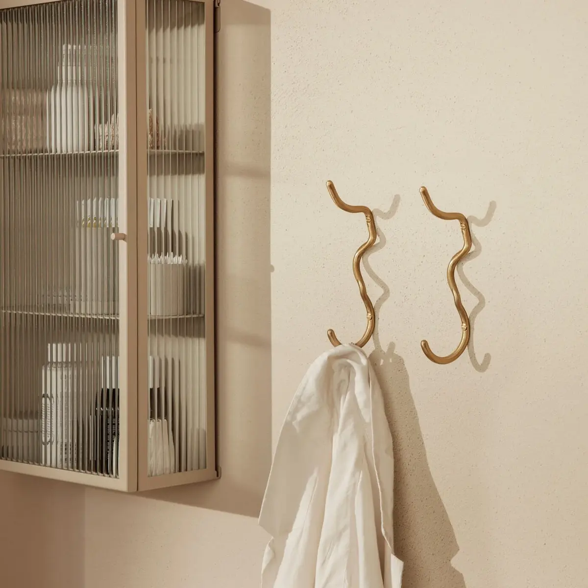 Enkel Knagg Curvature Messing