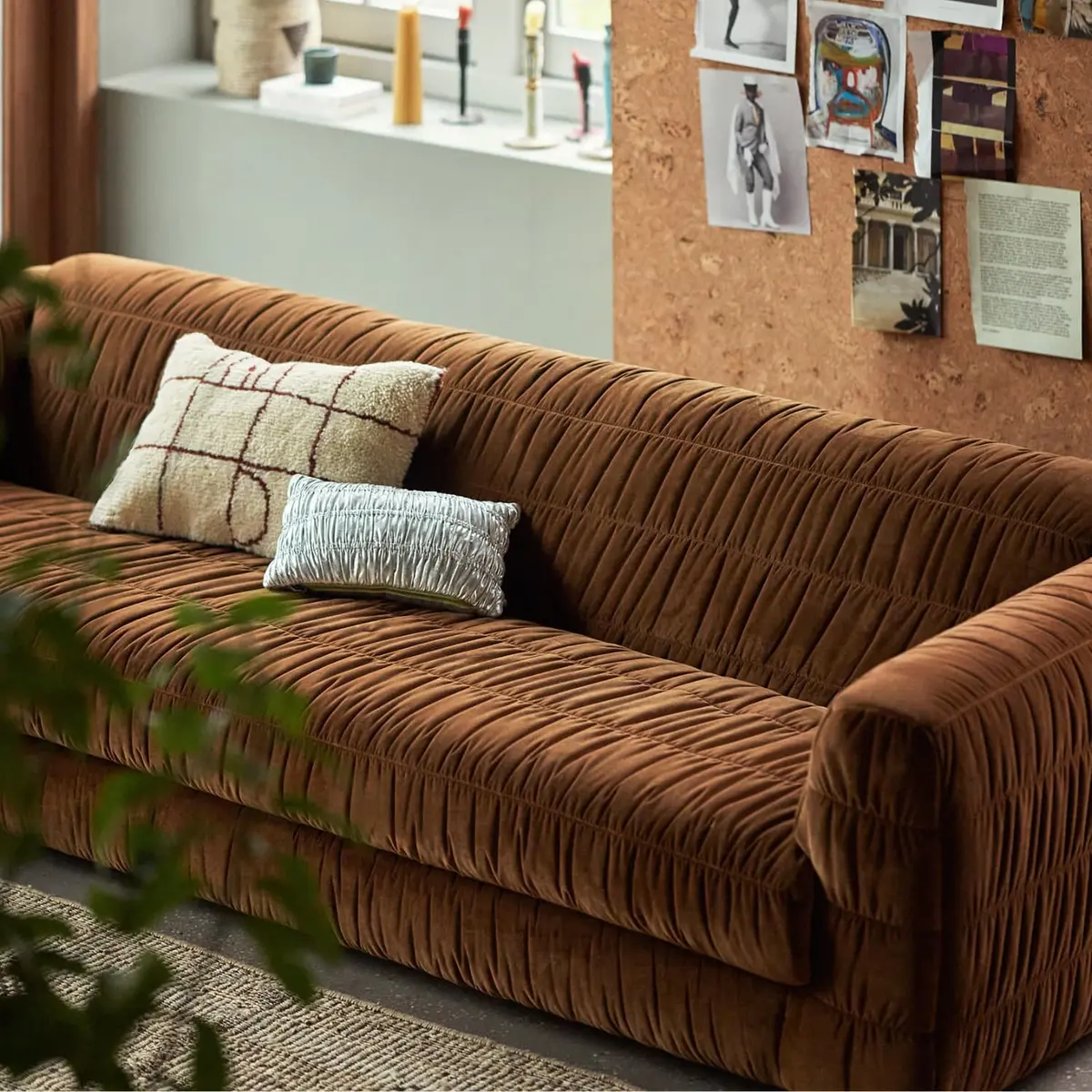 Club couch: royal velvet, caramel