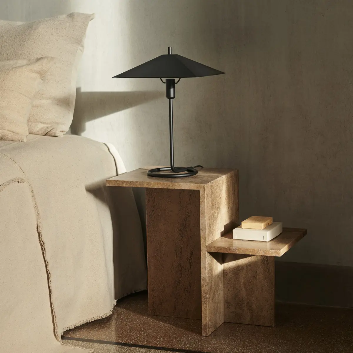 Distinct Sidebord Mørkebrun Travertine