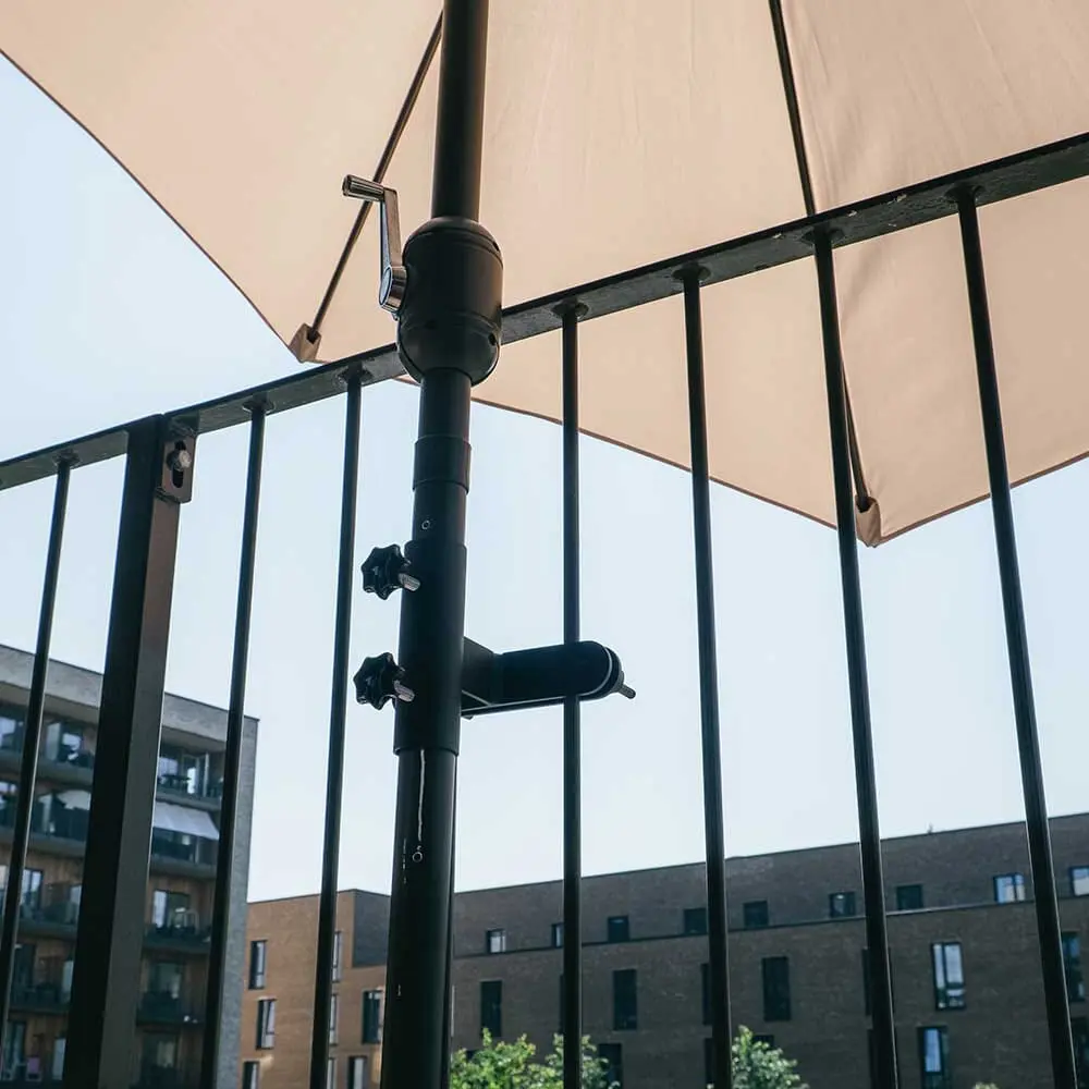 Parasollholder til balkong