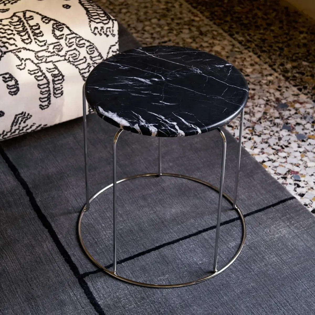 Marmortopp Nero Marquina til Wire VP11 Stol