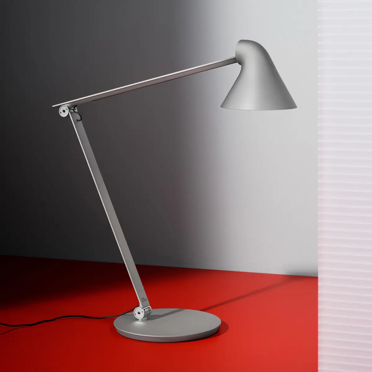 Louis Poulsen NJP bordlampe fot 2 700 K lysegrå