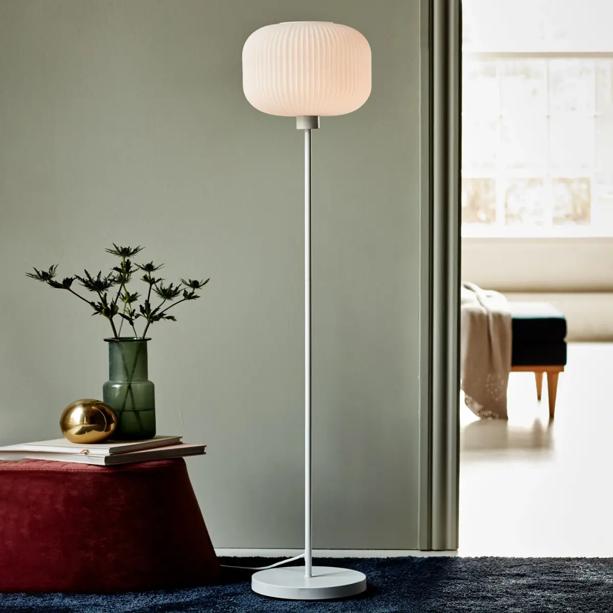Gulvlampe Milford med hvit skjerm av glass