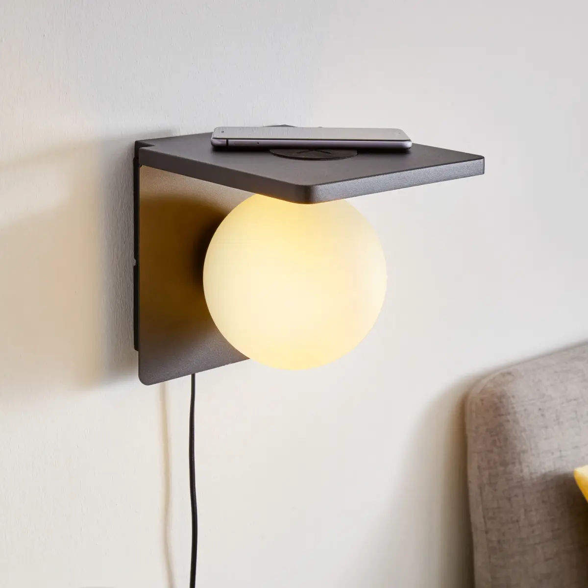 Vegglampe Ciglie med QI-ladefunksjon