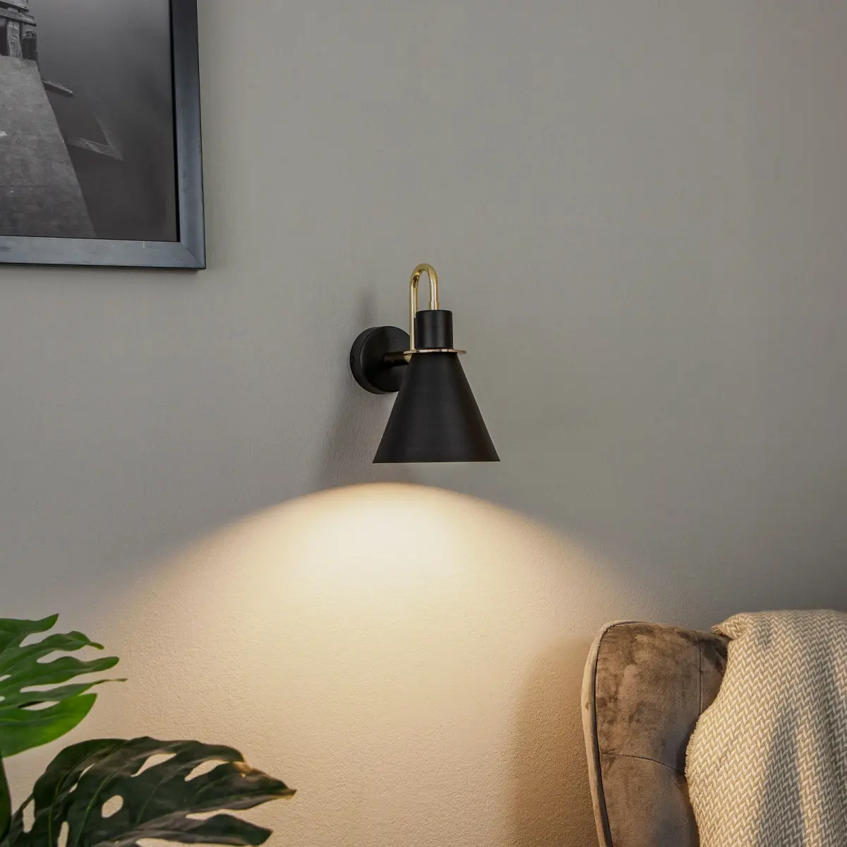 Vegglampe Bona, svart-messing