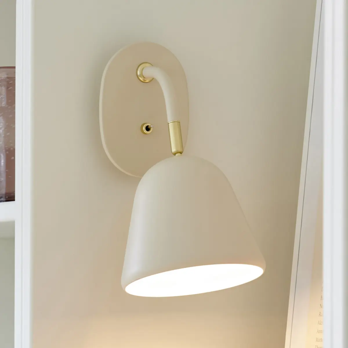 Vegglampe Fleur med vakre messingdetaljer
