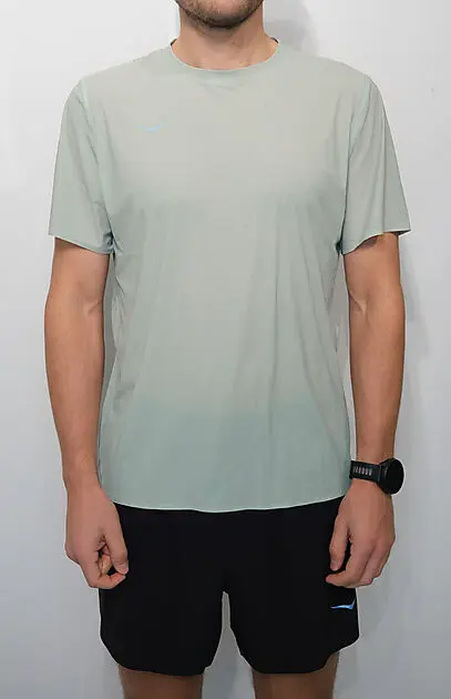 HOKA M PERFORMANCE RUN SHORT SLEEVE ALOE VERA Herre | Sport1.no