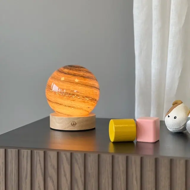 Planet LED oppladbar bordlampe 14,5cm rød