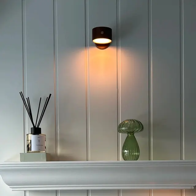 Thea Magnet LED oppladbar vegglampe 7cm brun