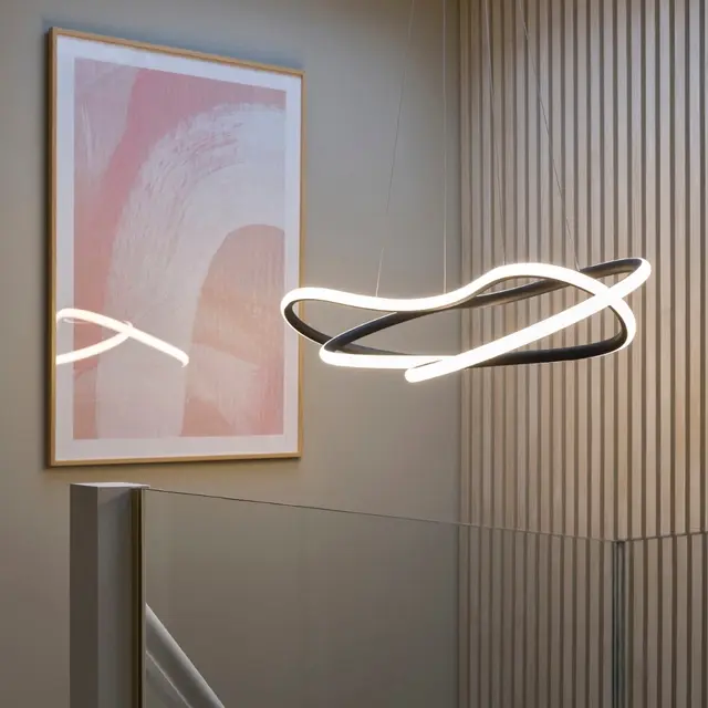 Infinity LED taklampe 112cm sort