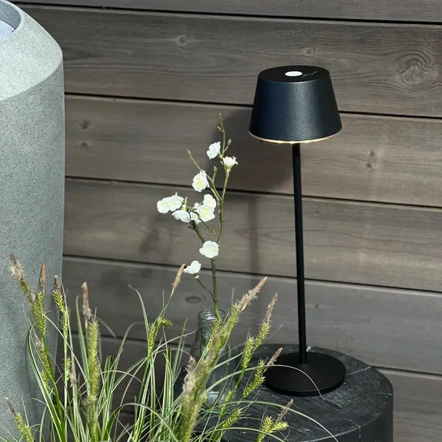 April LED oppladbar utelampe bord IP65 40cm sort