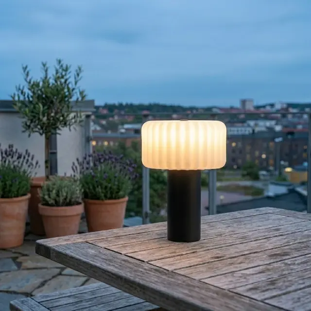 Kozmos LED oppladbar utelampe bord IP44 19cm sort