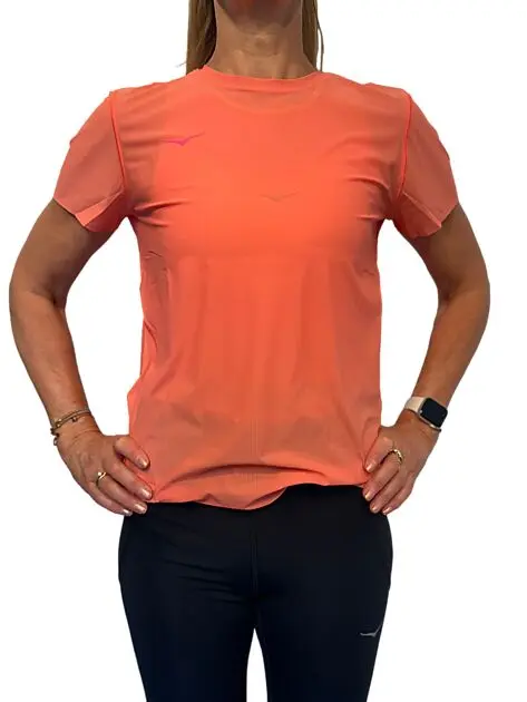 HOKA W AIROLITE RUN SHORT SLEEVE GRAPEFRUIT Dame | Sport1.no