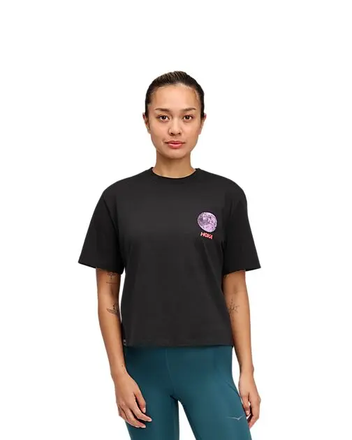 HOKA W HOKA COLLAGE GPX TEE BLACK Dame | Sport1.no