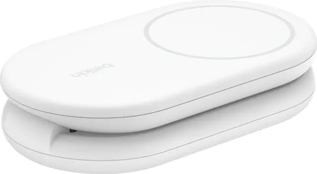 Belkin BoostCharge Qi2 magnetisk sammenleggbart ladestativ (hvit)
