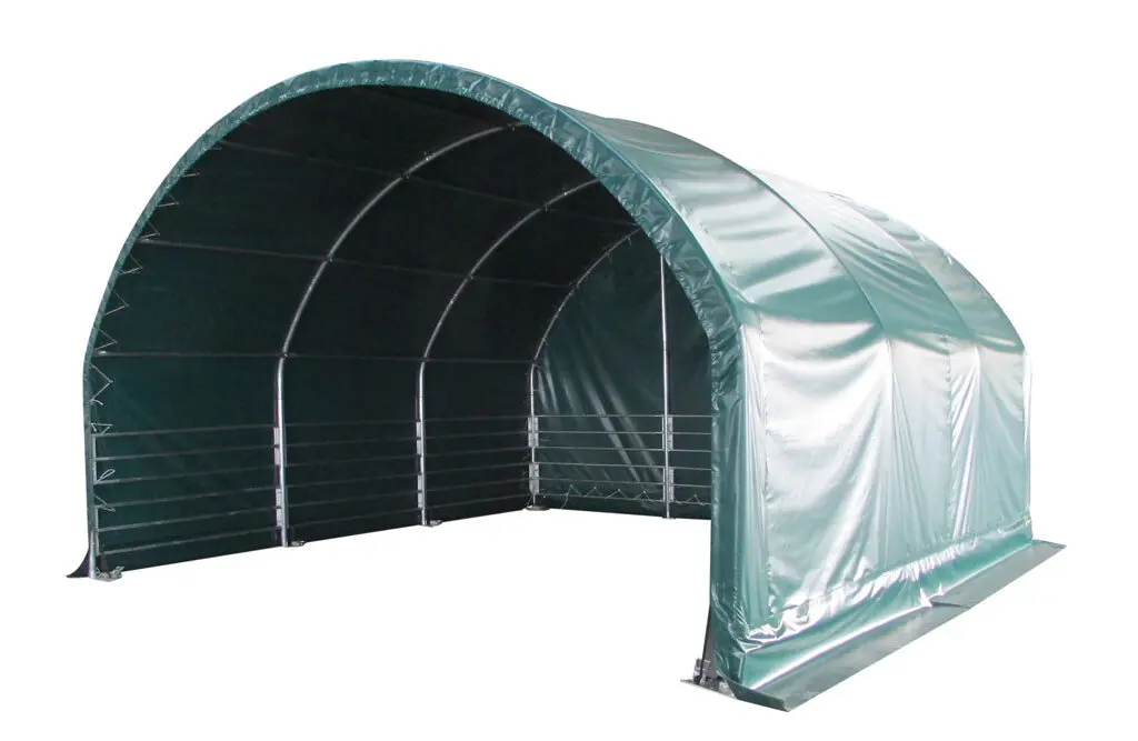 Leskur 6 x 6 x 3,7 m med lukkede sider og åpen front