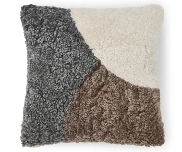 Trefarget saueskinnpute | Korthåret | New Zealand | Dobbeltsidig | 46x46 cm