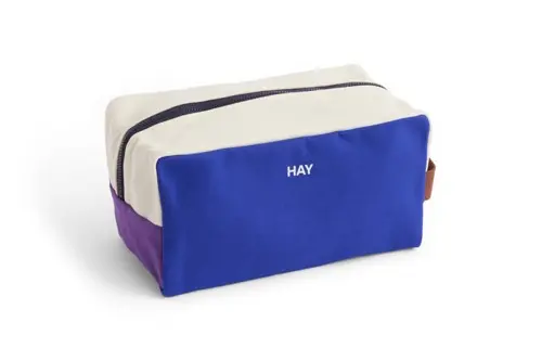 HAY - Multi Toalettmappe Medium (Elektrisk Blå)