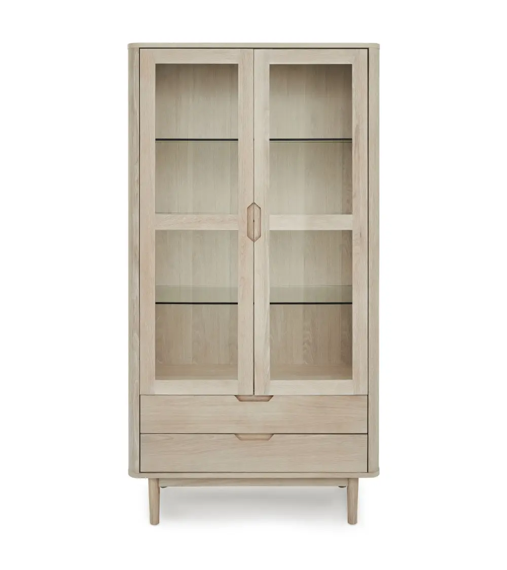 Nyborg vitrineskap, m. LED-lys, 2 glassdører, 3 glasshyller, 2 skuffer - hvitoljet eikefiner