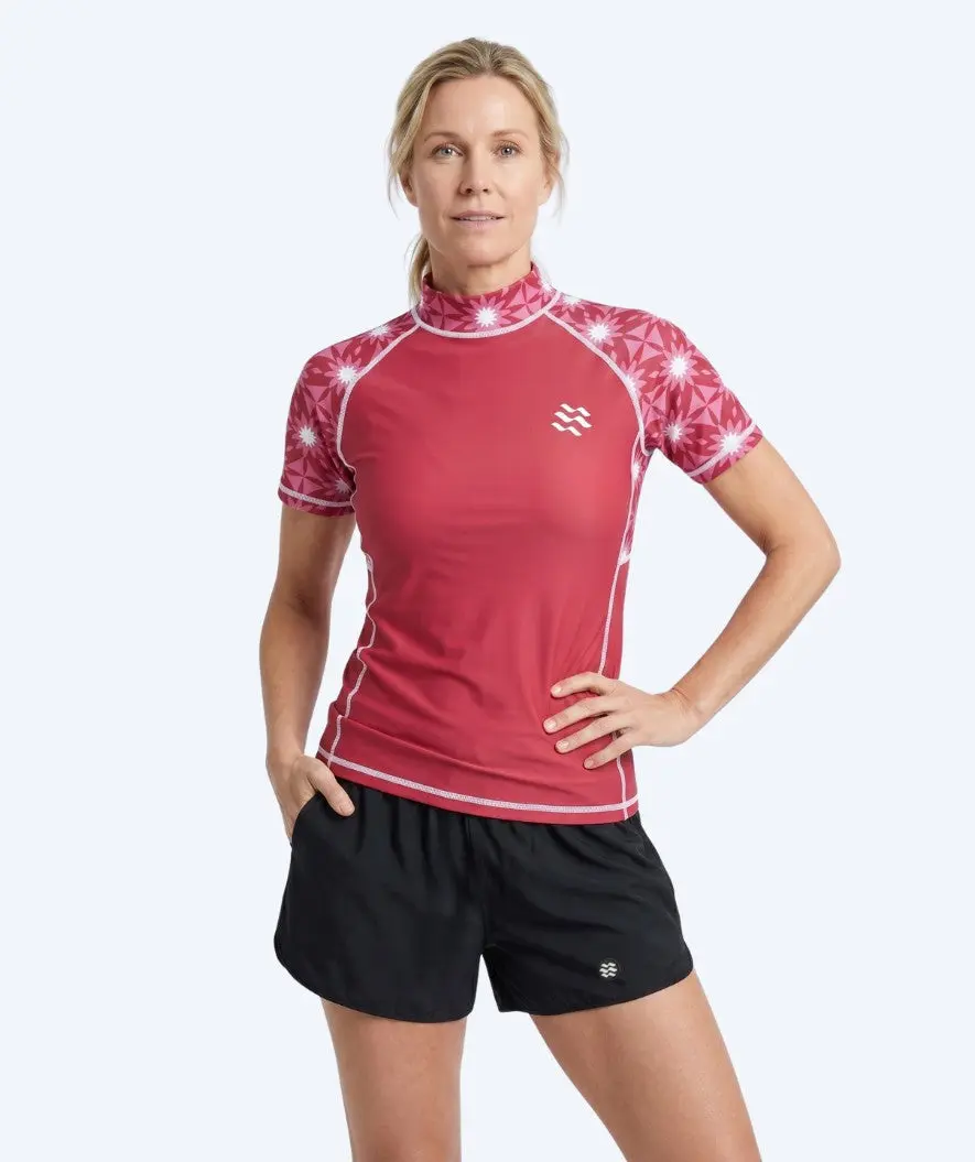 Watery UV-trøye til damer - Aiko Kortermet Rashguard - Rosa/mørkerød