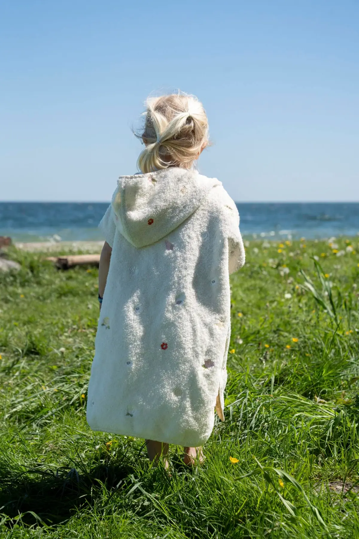 Strandponcho med nydelig broderi, blossom