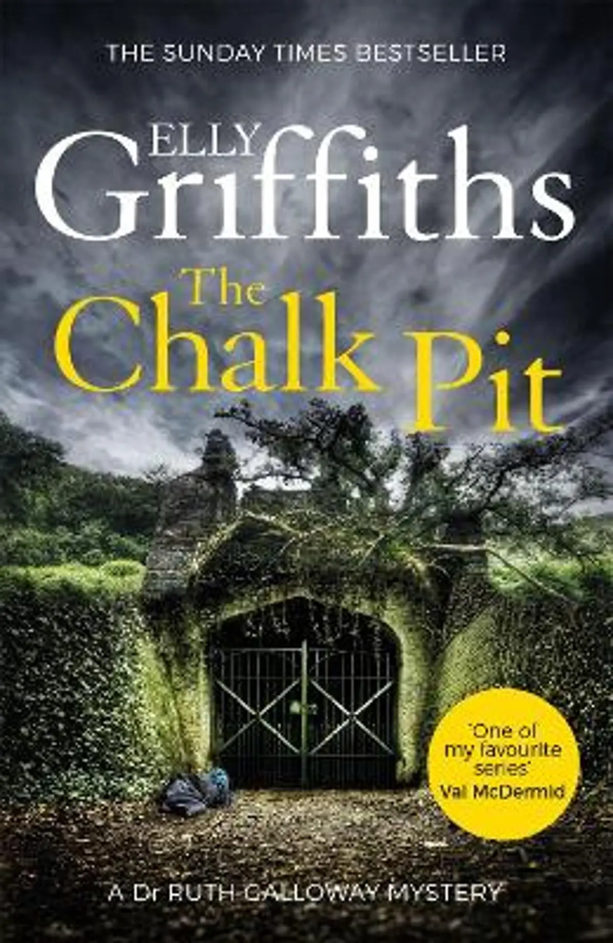 Chalk Pit: The Dr Ruth Galloway Mysteries 9
