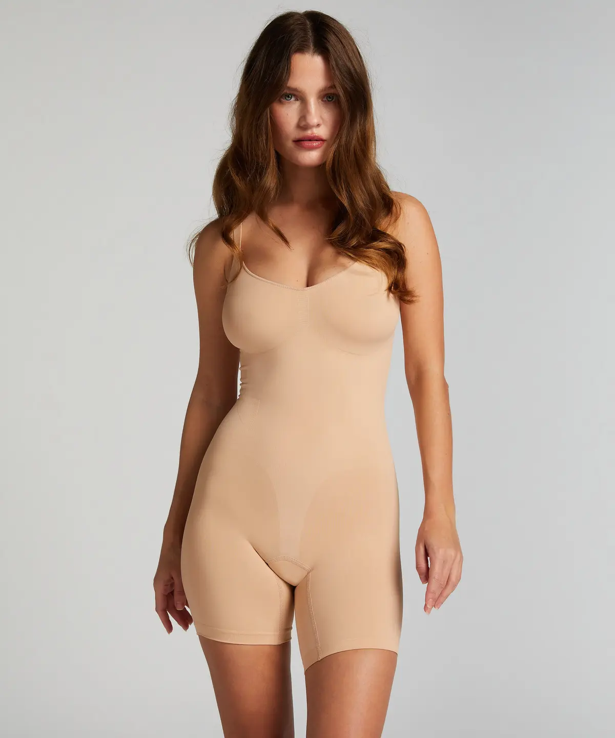Sømløs forsterkende bodysuit med høye ben - Beige